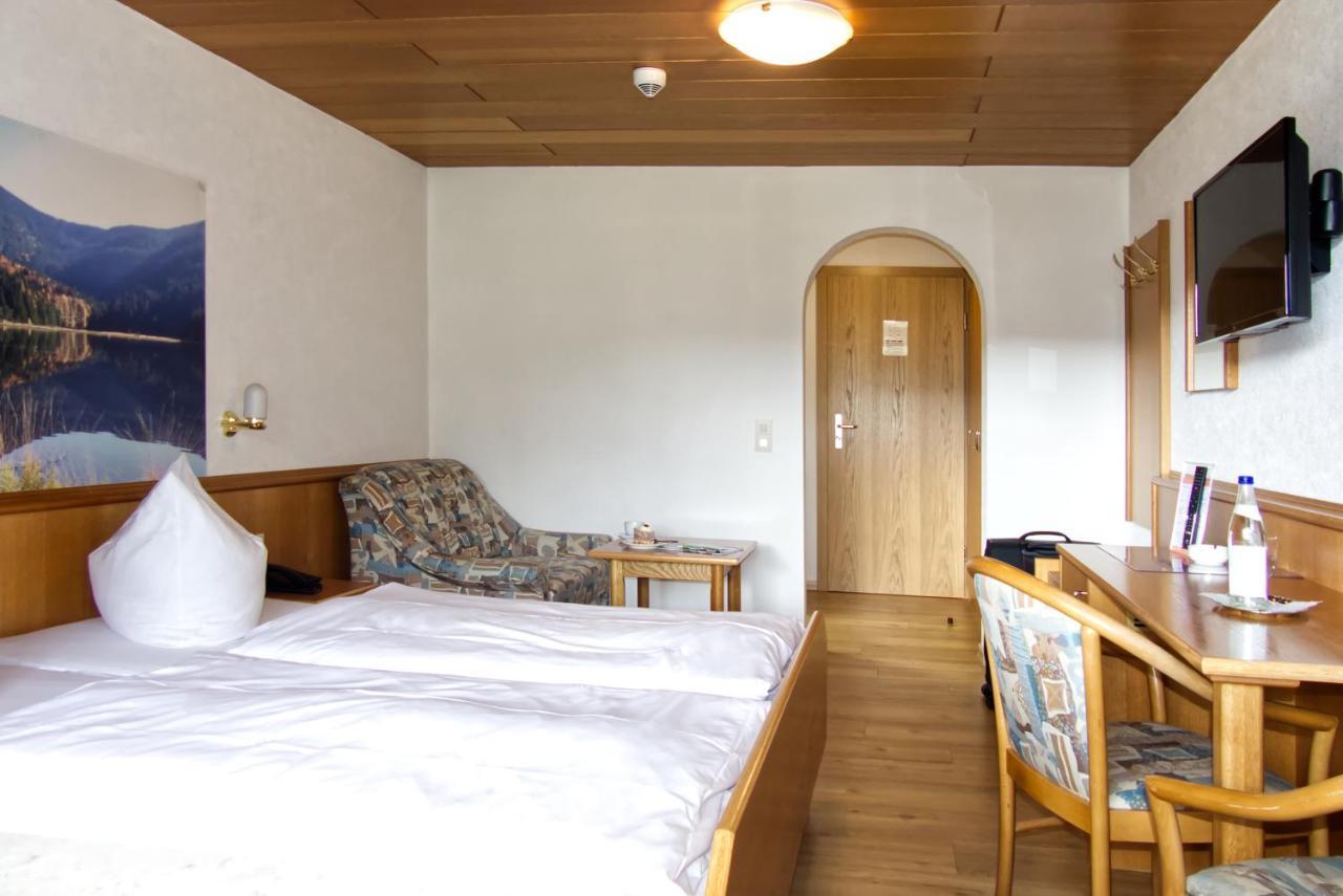 Garnihotel Zur Linde - Bayerischer Wald - Aktivcard Mit 154 Kostenfreien Leistungen - Kostenloser Parkplatz 洛恩堡 外观 照片