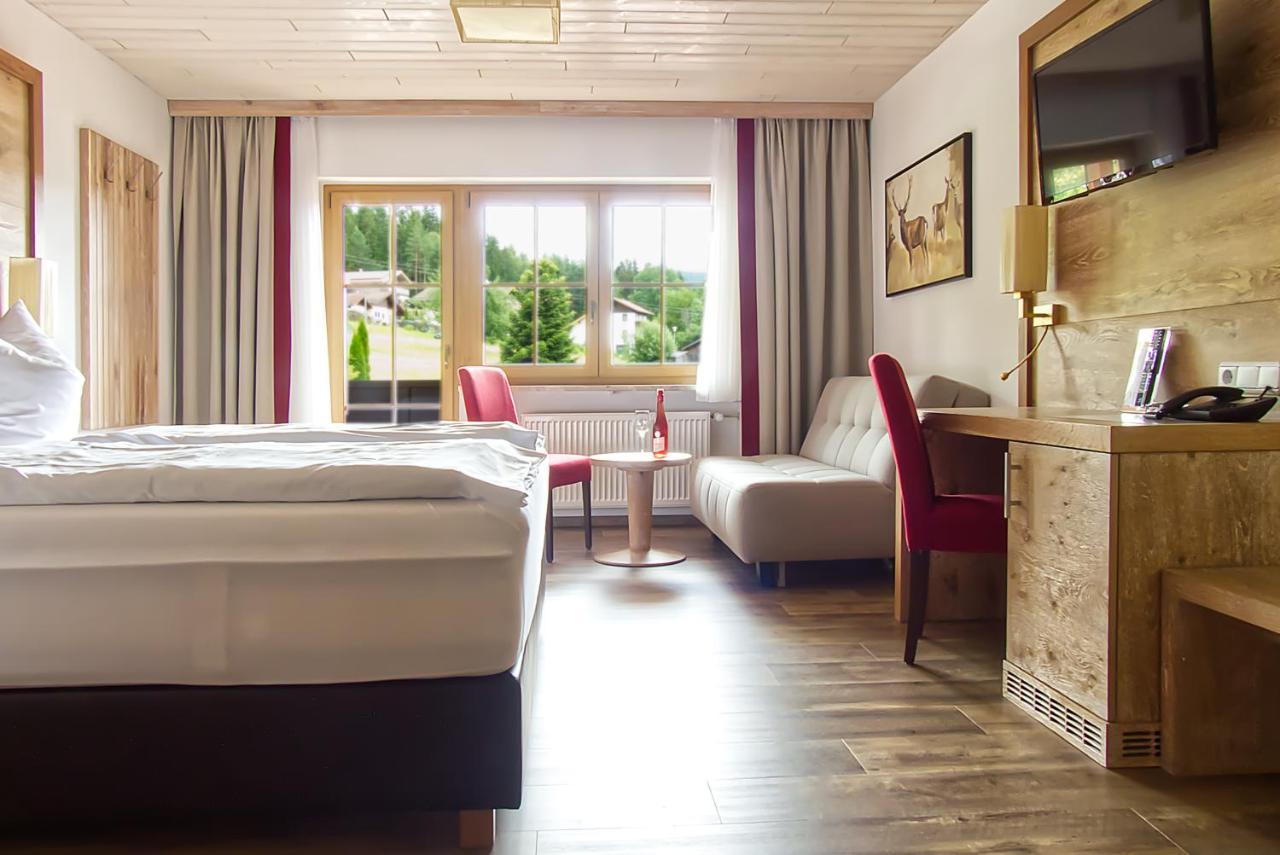 Garnihotel Zur Linde - Bayerischer Wald - Aktivcard Mit 154 Kostenfreien Leistungen - Kostenloser Parkplatz 洛恩堡 外观 照片