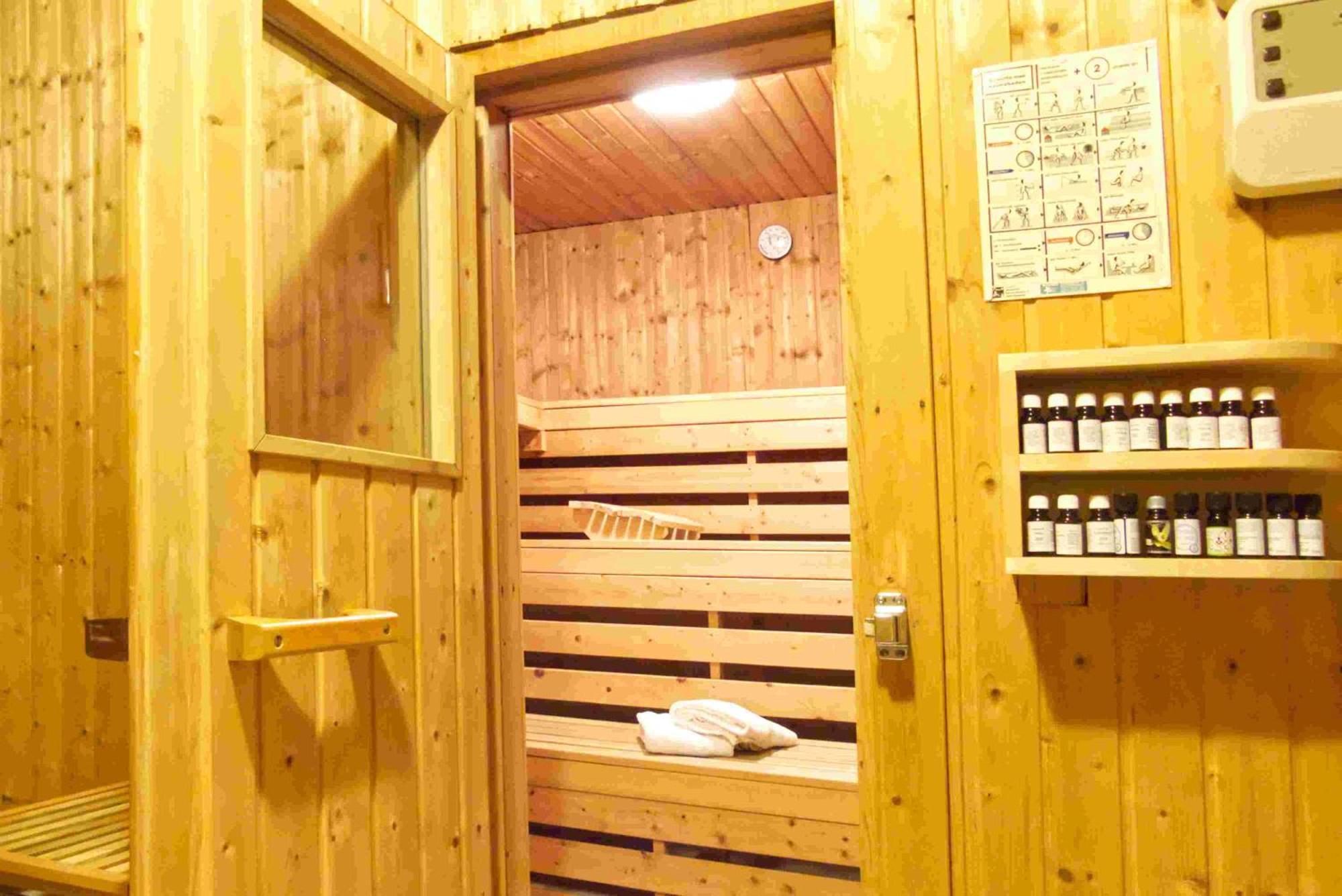 Garnihotel Zur Linde - Bayerischer Wald - Aktivcard Mit 154 Kostenfreien Leistungen - Kostenloser Parkplatz 洛恩堡 外观 照片